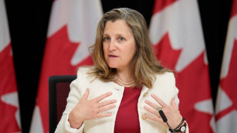 Freeland déclare que les conclusions du comité selon lesquelles certains députés ont aidé à l'ingérence étrangère sont « préoccupantes »