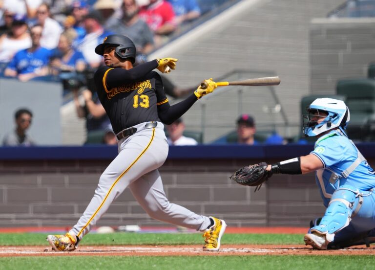 Hayes et Reynolds ont réussi des HR de 2 points, Keller remporte un 5e départ consécutif alors que les Pirates battent les Blue Jays 8-1