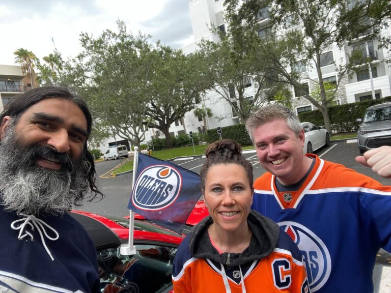 Ils sont censés visiter Barcelone.  Ces fans des Oilers seront plutôt au match 7 en Floride