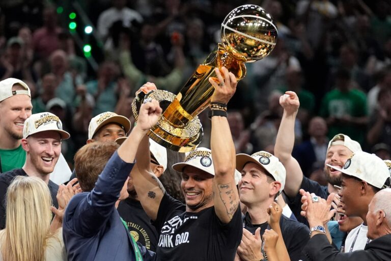 Joe Mazzulla était entraîneur de Division 2 il n'y a pas si longtemps et maintenant il est champion NBA, et il ne fait que commencer
