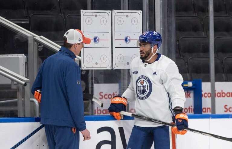 Kane des Oilers est assis et Barkov des Panthers s'habille lors du troisième match de la finale de la Coupe Stanley
