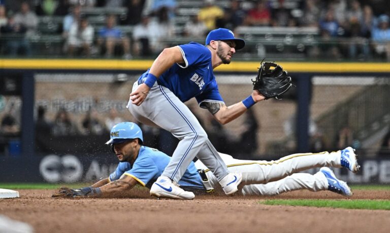 Kikuchi et quatre releveurs des Blue Jays se combinent pour blanchir les Brewers 3-0