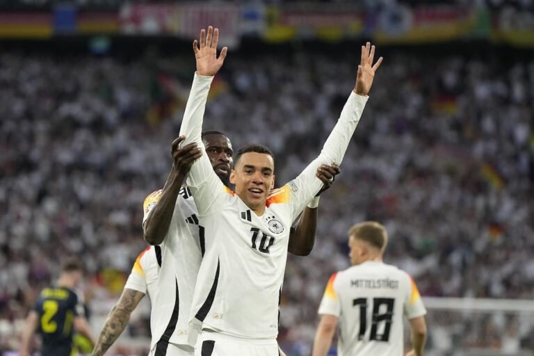 L'Allemagne, hôte de l'Euro 2024, donne le coup d'envoi en surclassant l'Écosse, composée de 10 joueurs.