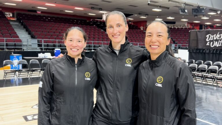 La Ligue canadienne de basketball élite célèbre une équipe d'arbitres entièrement féminine lors d'un match à Ottawa