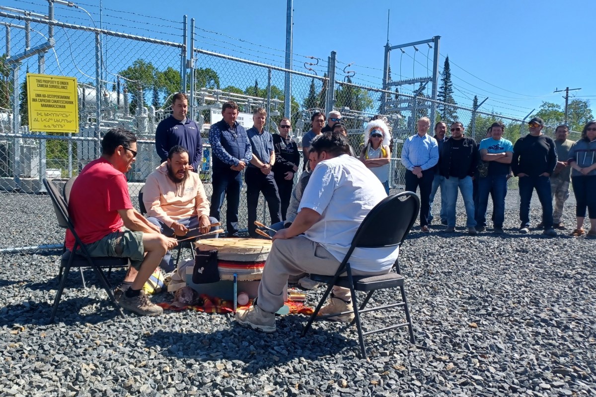 La Première Nation de Sandy Lake célèbre l’arrivée de l’électricité et de la lumière