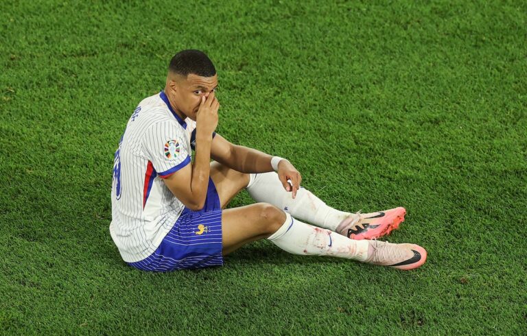 La blessure au visage de Mbappé lors de la victoire de la France contre l'Autriche met en doute sa participation continue à l'Euro 2024