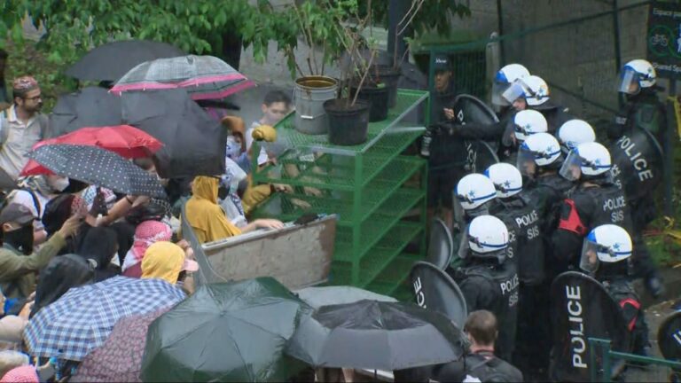 La police de Montréal disperse les manifestants pro-palestiniens de McGill avec des gaz lacrymogènes