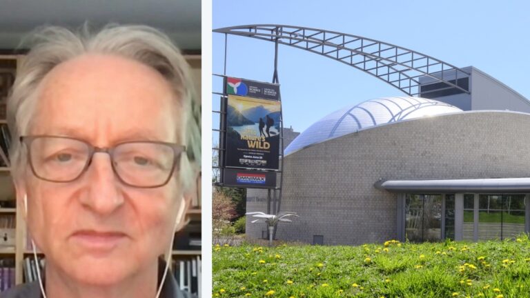 La réglementation de l'IA est "un début", elle doit "avoir du mordant", selon Hinton, le parrain de l'IA