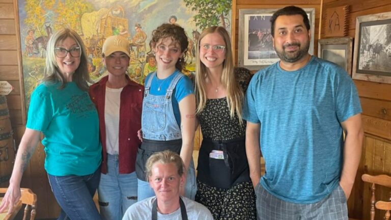 La superstar country Shania Twain s'arrête pour dîner dans un café du sud de l'Alberta