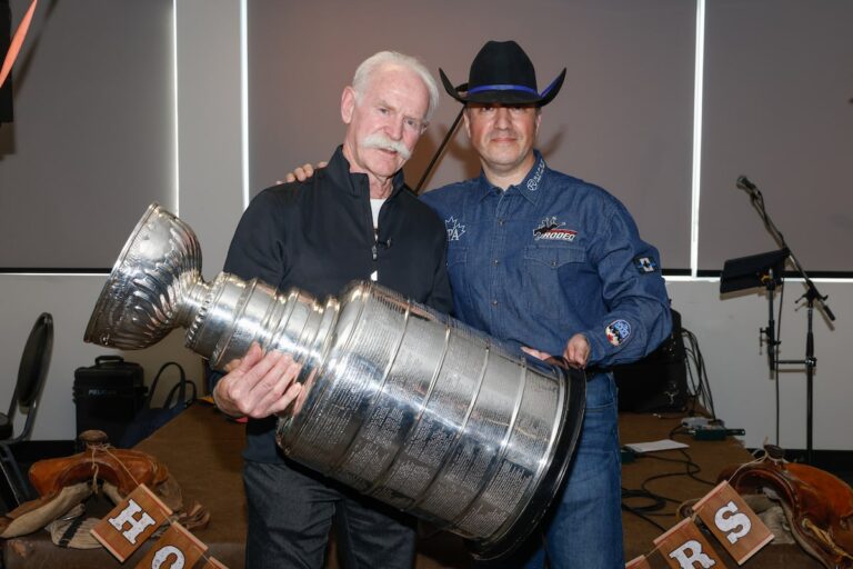 Lanny McDonald apporte la Coupe Stanley au policier de Calgary qui a contribué à lui sauver la vie