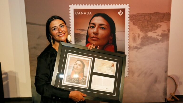 L'auteure-compositrice-interprète inuite Elisapie figure sur le nouveau timbre de Postes Canada