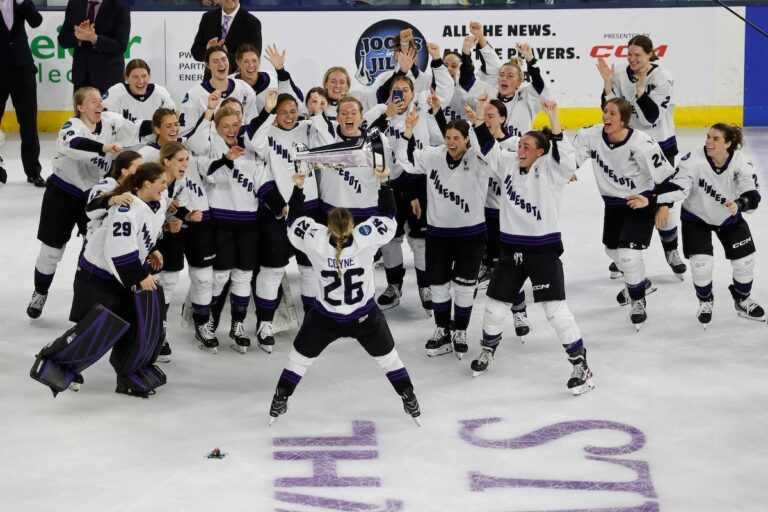 Le Minnesota a été couronné premier champion de la ligue de hockey féminin après avoir battu Boston lors du cinquième match.