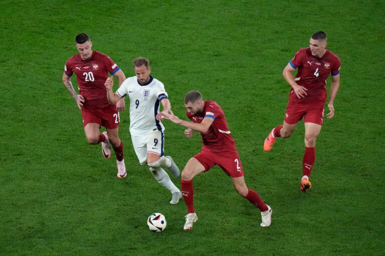Le but de Jude Bellingham assure à l'Angleterre une victoire 1-0 contre la Serbie à l'Euro 2024 après un affrontement entre supporters