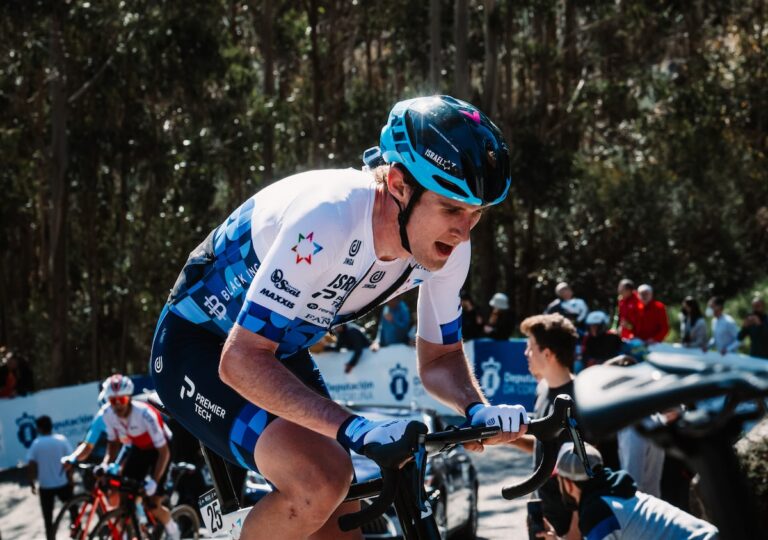 Le cavalier canadien Derek Gee célèbre son podium au Critérium du Dauphine