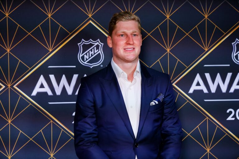 Le centre de l'Avalanche du Colorado MacKinnon remporte le trophée Hart remis au joueur le plus utile de la LNH