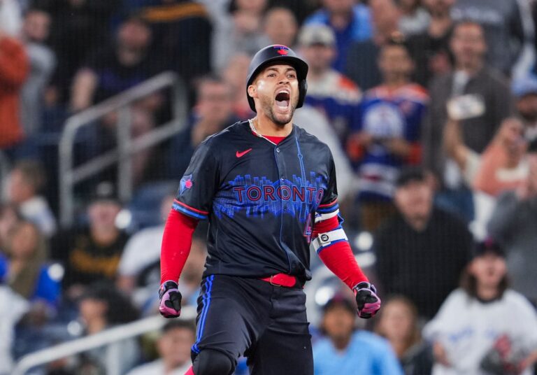 Le circuit de deux points de Schneider en 14e manche donne aux Jays une victoire de 5-3 contre les Pirates
