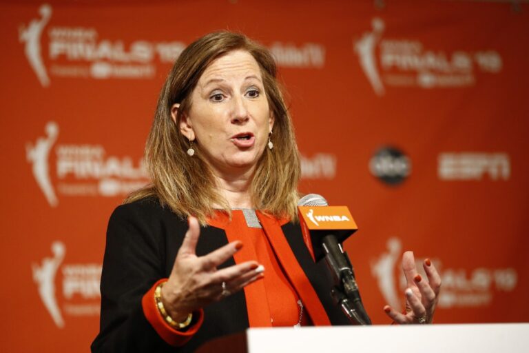 Le commissaire de la WNBA affirme que le programme de vols charters présente encore quelques problèmes mais fonctionne bien