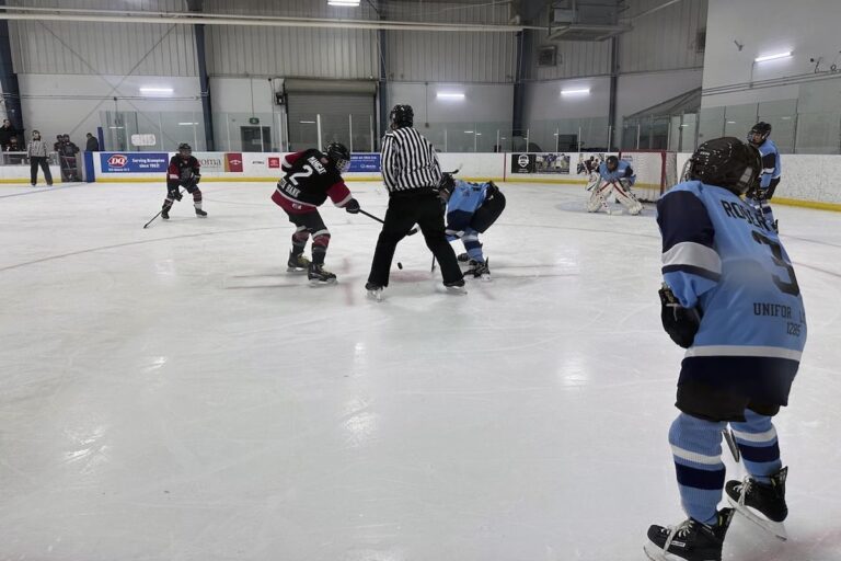 Le déclin constant de la participation des jeunes au hockey au Canada soulève des inquiétudes quant à l'avenir de ce sport