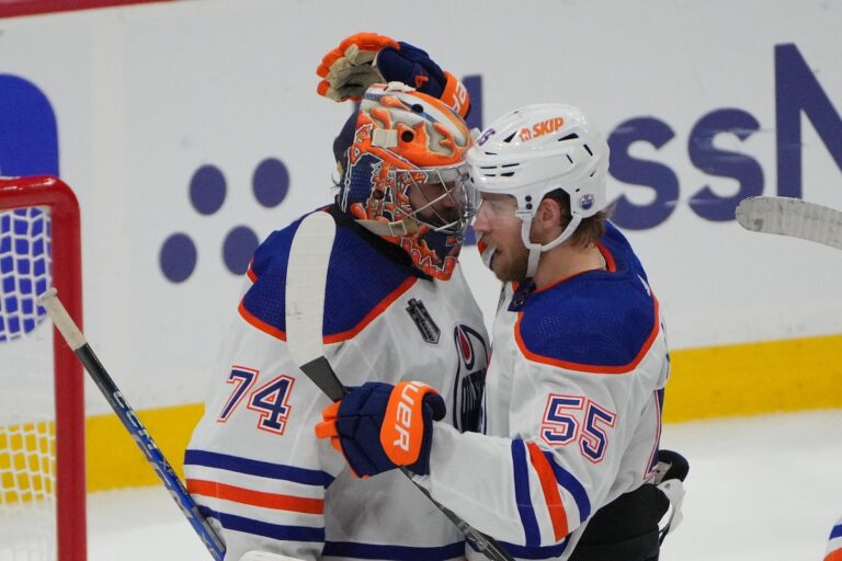 Le gardien des Oilers Stuart Skinner intervient après le banc des séries éliminatoires : "Ça m'a énervé"