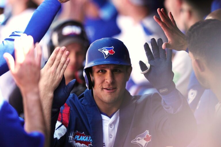 Le grand chelem de Daulton Varsho en cinquième manche mène les Blue Jays devant les Guardians 7-6
