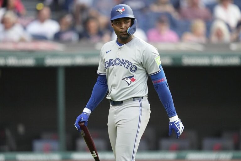 Le joueur de champ intérieur des Blue Jays de Toronto, Orelvis Martínez, est suspendu pour drogue pour 80 matchs seulement deux jours après ses débuts dans les ligues majeures.