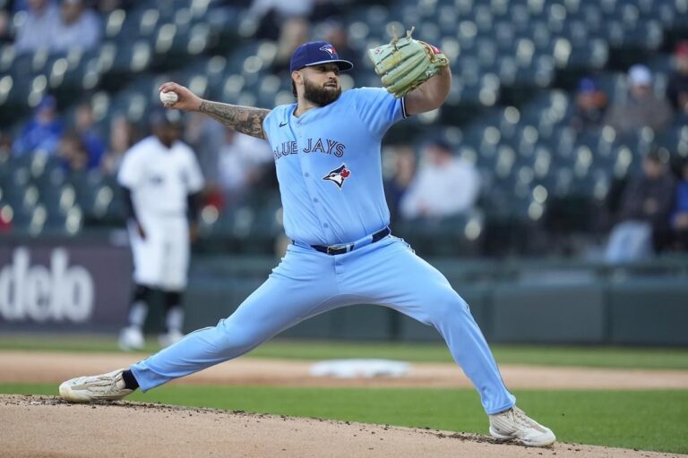 Le lanceur des Blue Jays, Alek Manoah, subira une opération reconstructive du coude droit et ratera le reste de la saison