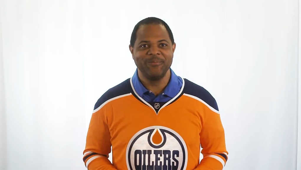 Le maire de Dallas rembourse son pari perdu en enfilant le maillot des Oilers sur les réseaux sociaux