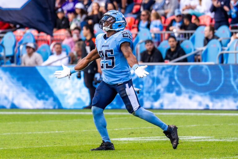 Le porteur de ballon vétéran Ka'Deem Carey connaît de solides débuts lors de la victoire des Argos contre les Lions