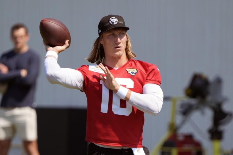 Le quart Trevor Lawrence et les Jaguars conviennent d'une prolongation de contrat de 5 ans d'une valeur de 275 millions de dollars américains