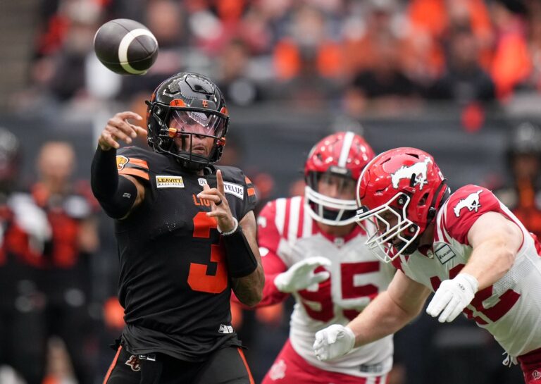 Le quart-arrière des Lions de la Colombie-Britannique Vernon Adams Jr. nommé meilleur joueur offensif de la LCF