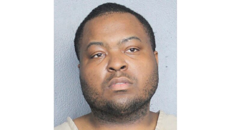 Le rappeur Sean Kingston a été incarcéré en Floride, où lui et sa mère sont accusés de fraude d'un million de dollars.