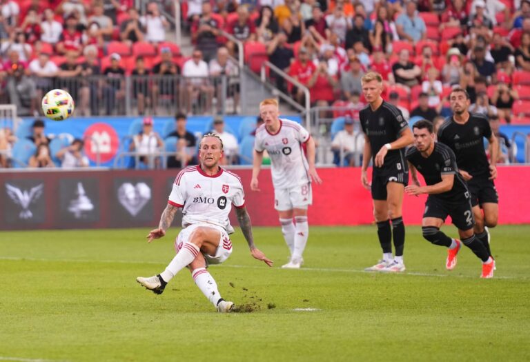 L'entraîneur John Herdman passe en revue le tireur de penalty du Toronto FC, entre autres changements