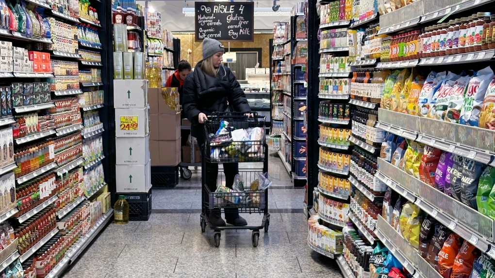 Les Canadiens ressentent la pression à l'épicerie alors que l'inflation alimentaire augmente pour la première fois depuis près d'un an