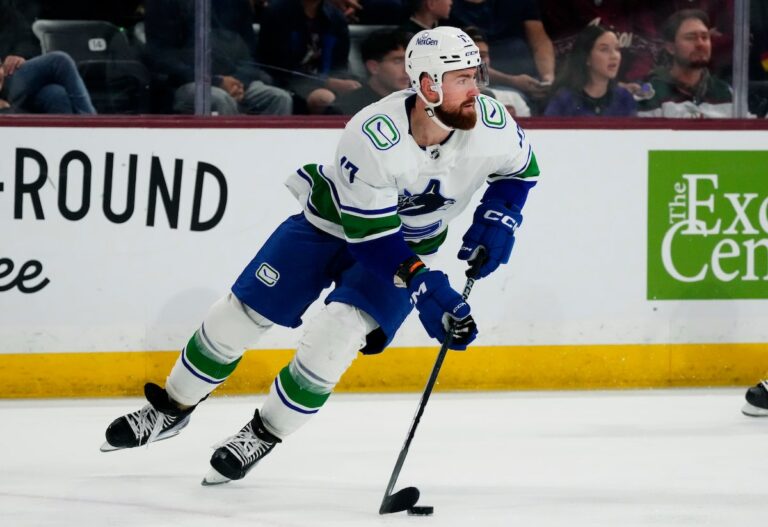 Les Canucks de Vancouver embauchent le défenseur Hronek pour une prolongation de huit ans