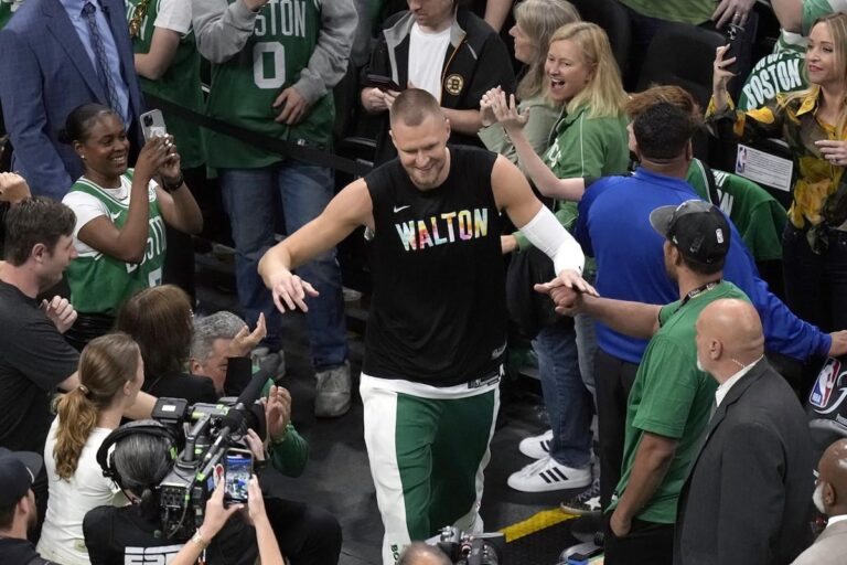 Les Celtics rendent hommage au champion 1986 Bill Walton avant le premier match de la finale NBA contre Dallas