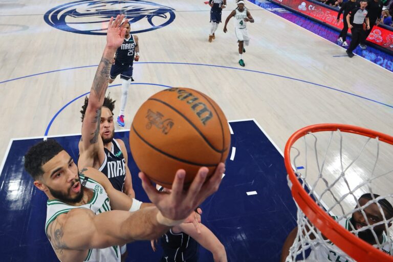 Les Celtics sur le point de remporter un 18e titre pourraient clôturer les Mavericks lors du quatrième match de la finale de la NBA vendredi.