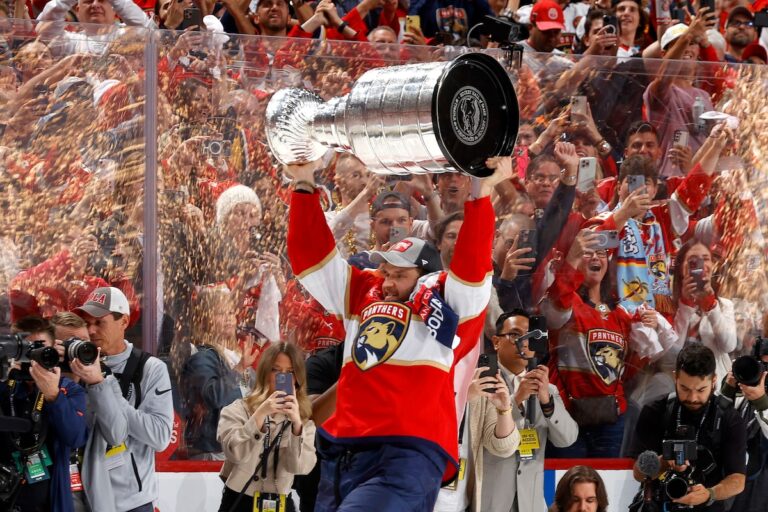 Les Panthers de la Floride battent les Oilers d'Edmonton et remportent la première Coupe Stanley de l'histoire de la franchise
