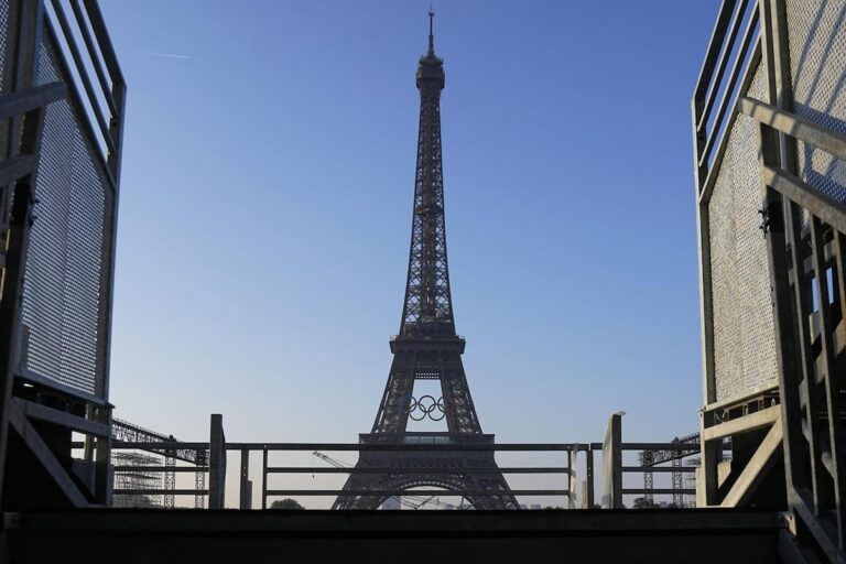 Les anneaux olympiques sont montés sur la Tour Eiffel à l'occasion des 50 jours des Jeux de Paris