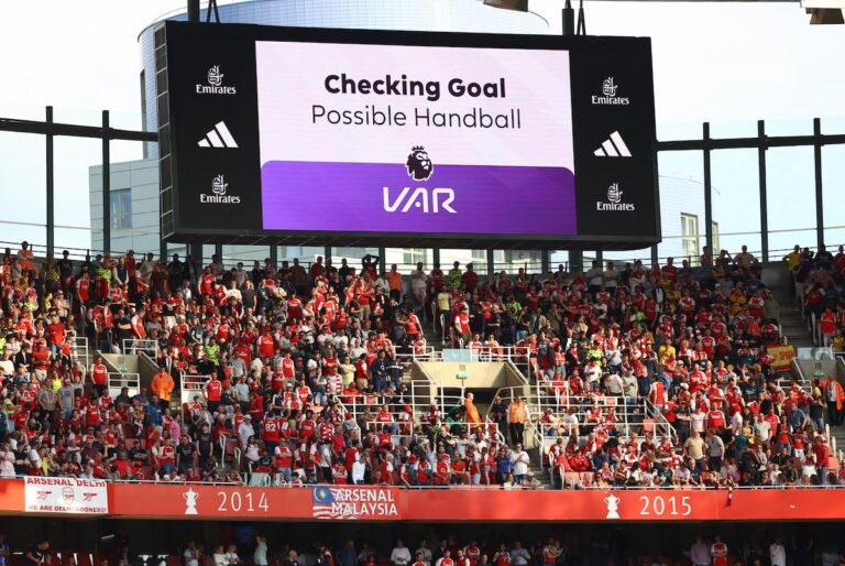 Les clubs de Premier League votent pour continuer à utiliser le VAR la saison prochaine
