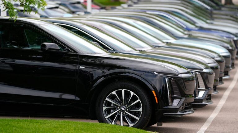 Les concessionnaires automobiles d'Amérique du Nord reviennent aux stylos et au papier après des cyberattaques contre un fournisseur de logiciels