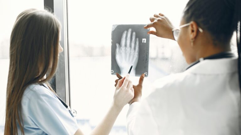 Les étudiants en pré-médecine ne peuvent pas suivre le MCAT au Québec à cause du projet de loi 96