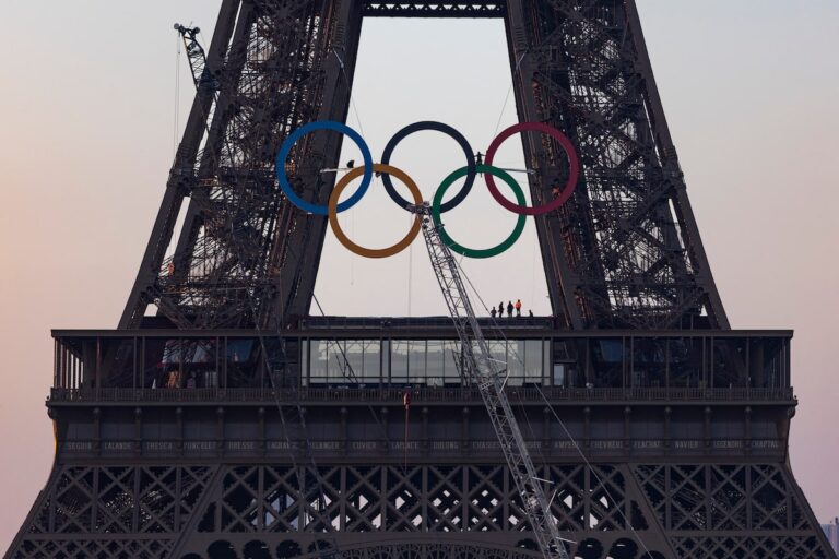 Les organisateurs dévoilent cinq anneaux olympiques montés sur la Tour Eiffel
