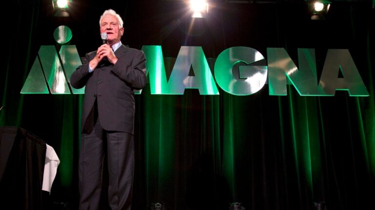 L'homme d'affaires canadien Frank Stronach inculpé dans le cadre d'une enquête pour agression sexuelle
