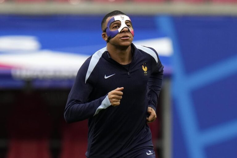 Mbappe regarde depuis le banc des remplaçants alors que la France et les Pays-Bas produisent le premier 0-0 de l'Euro 2024