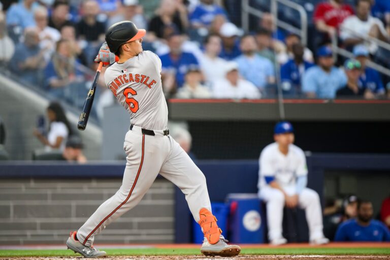 Mountcastle réussit deux circuits pour propulser les Orioles vers une défaite 10-1 contre les Blue Jays