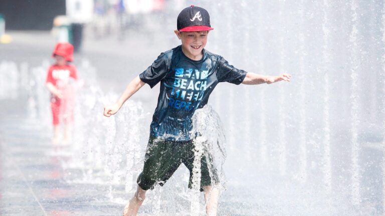 Ne laissez pas les enfants seuls dans les voitures ou les piscines pendant la canicule à Montréal : responsables de la santé