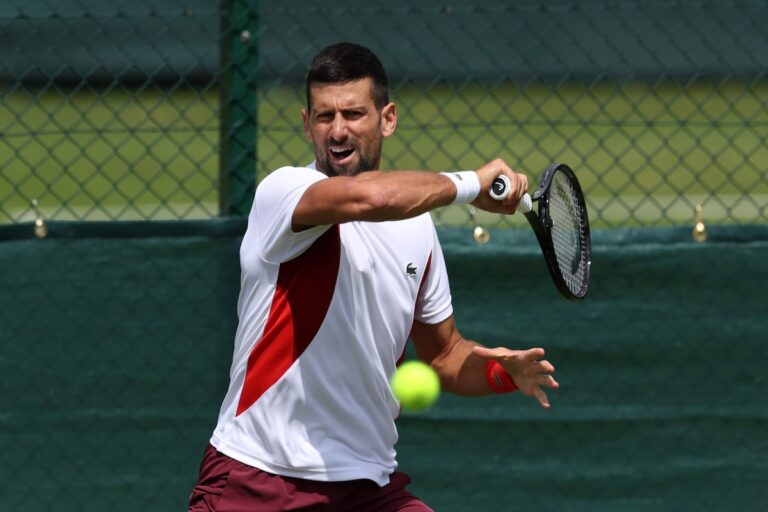 Novak Djokovic et Andy Murray lors du match nul à Wimbledon malgré les deux opérations récentes