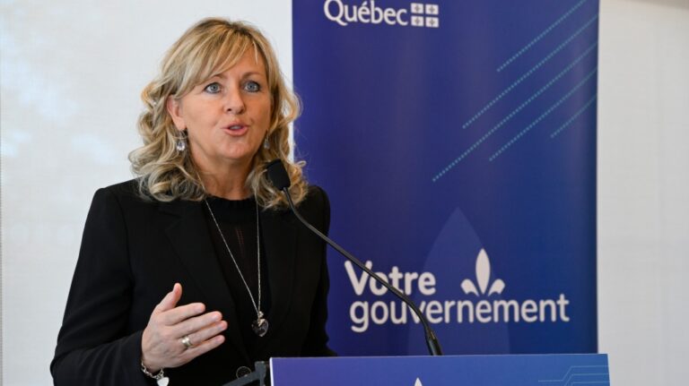 Québec adopte une loi pour infliger des amendes aux personnes qui intimident et harcèlent les politiciens