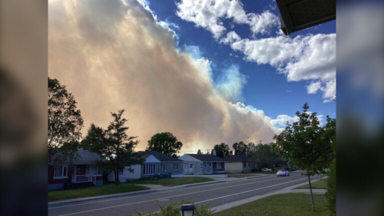 Résidents de Port-Cartier, Québec.  ordonné d'évacuer en raison d'incendies de forêt