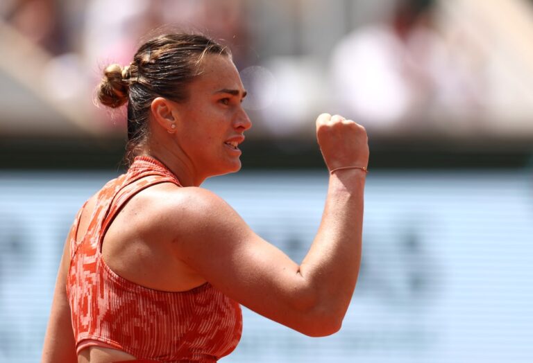 Sabalenka se qualifie pour les quarts de finale de Roland-Garros, Medvedev perd contre De Minaur